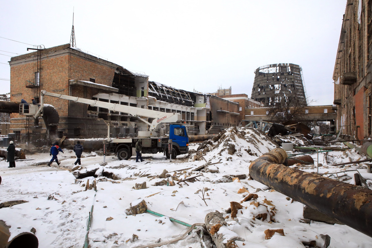 Последствия обстрела россиянами Дарницкой ТЭЦ