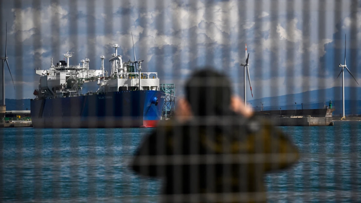 ЕС покупает российский газ, но рассчитывает прекратить импорт до конца 2027 года