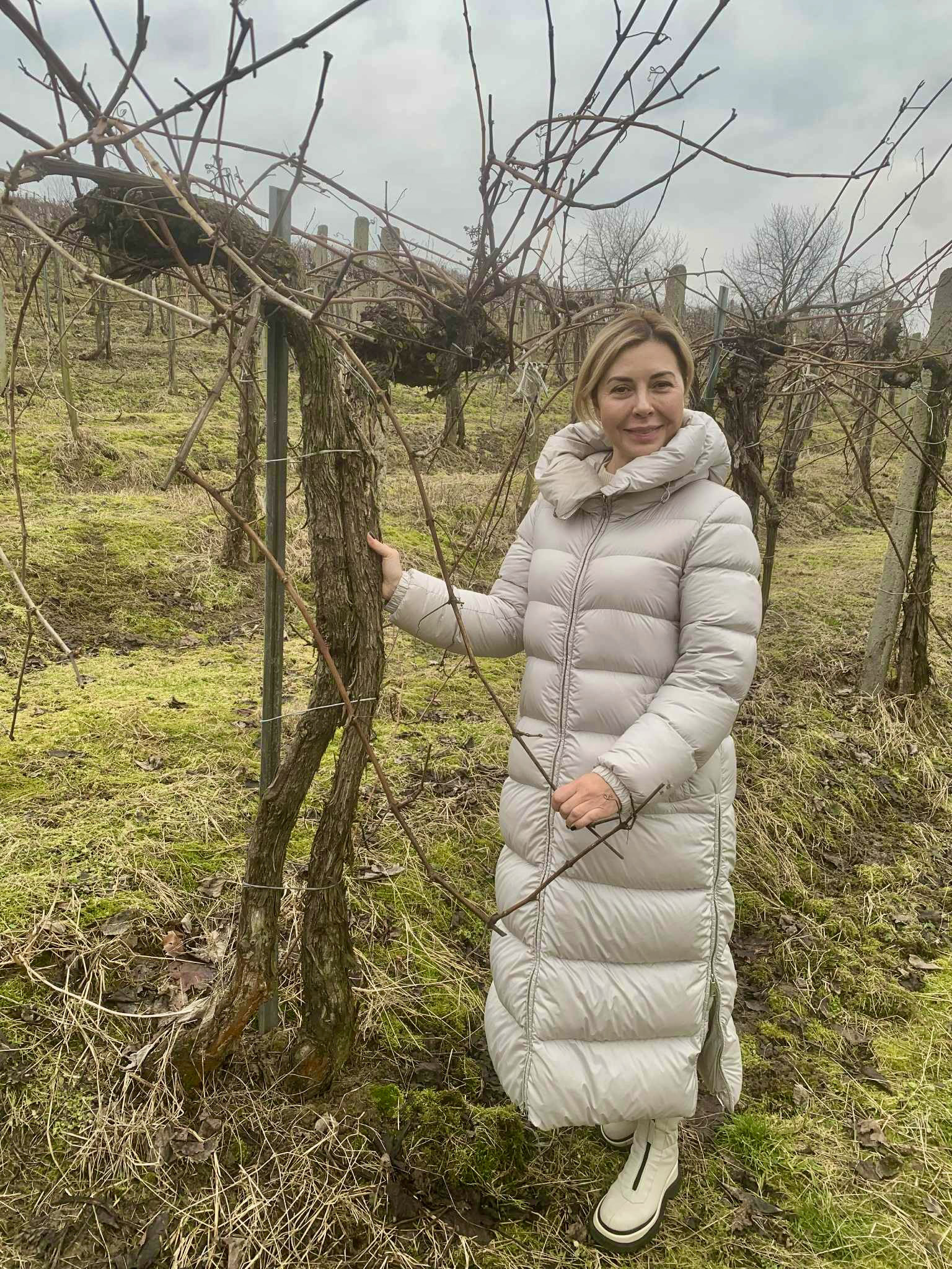 Аліна Шаталова на винограднику в селі Дийда