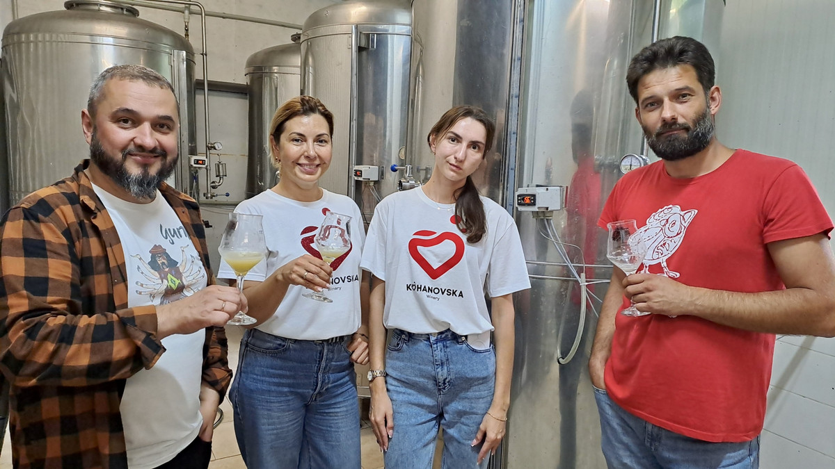 Александр и Алина Шаталовы, микробиолог Виктория Биленко и руководитель пивоварни Тарас Фалик проверяют готовность бурчака