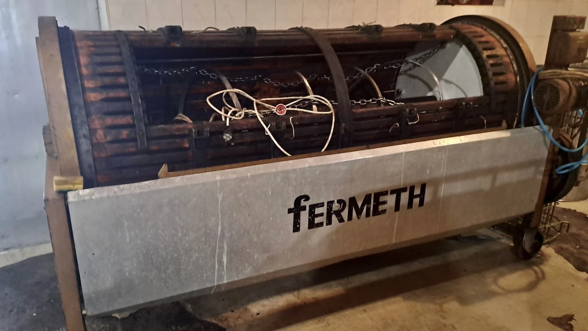 Старый пресс используют для производства красного вина