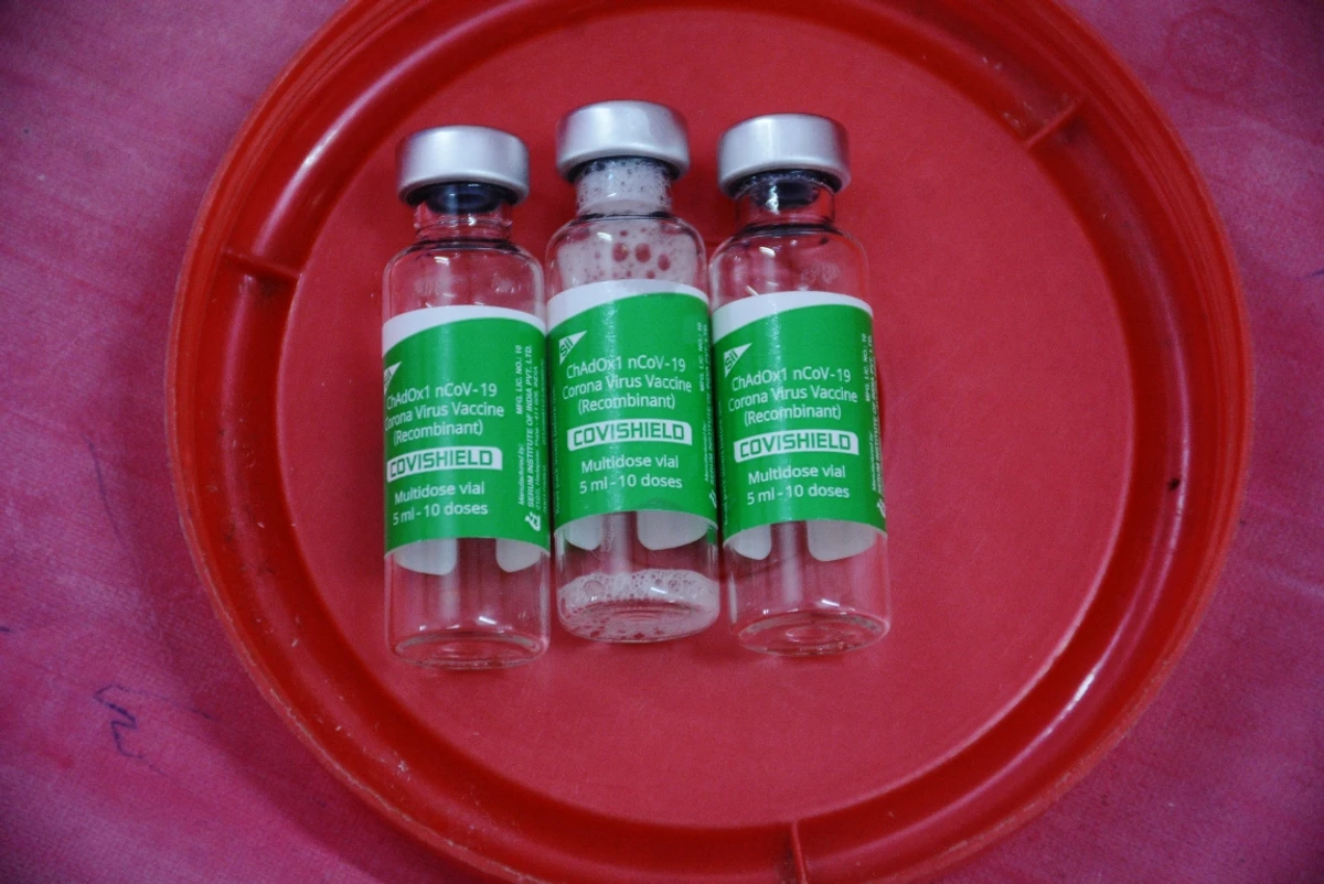 Вакцина Covishield індійського виробництва – ліцензований аналог препарату, розробленого Оксфордським університетом та AstraZeneca. Це перша вакцина від ковіду, яка потрапила в Україну, ставши об’єктом політичних баталій