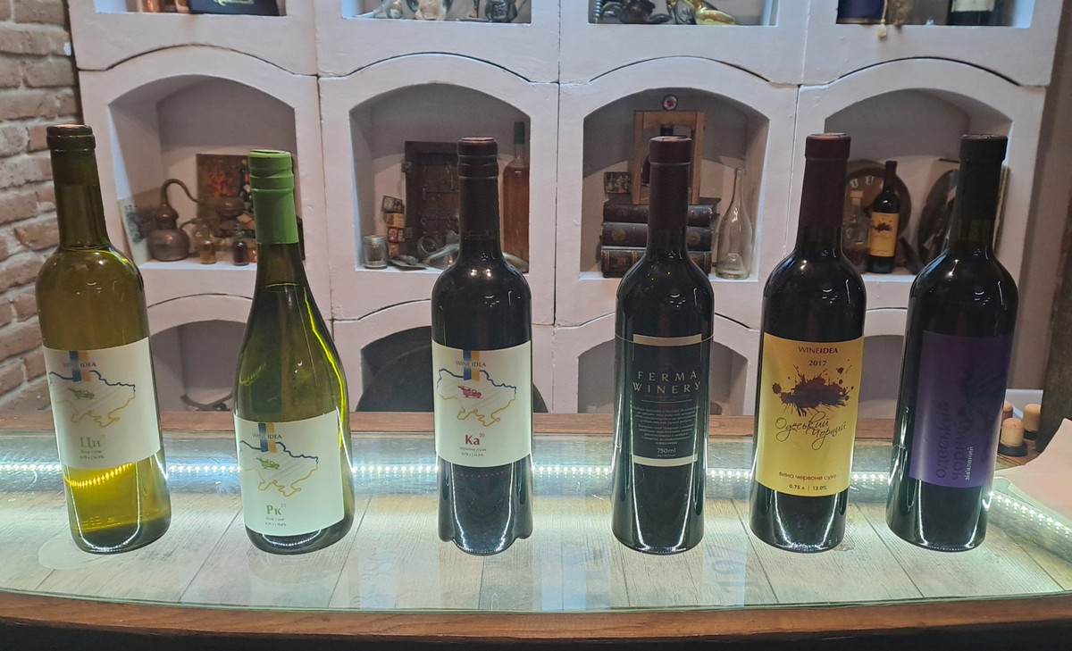 В ассортименте винодельни - белые и красные вина разной степени выдержки