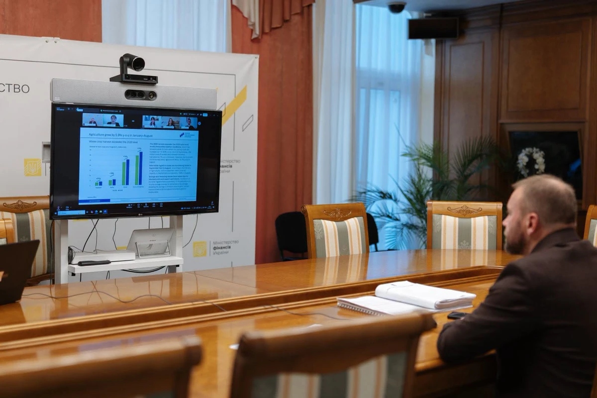 Заступник міністра фінансів Роман Єрмоличев обговорює ситуацію у державних фінансах під час події Центру економічної стратегії