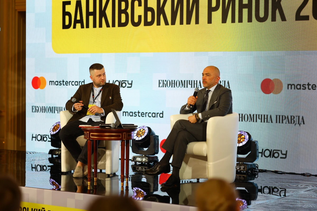 Голова Національного банку України Андрій Пишний та редактор Економічна правда Микола Максимчук