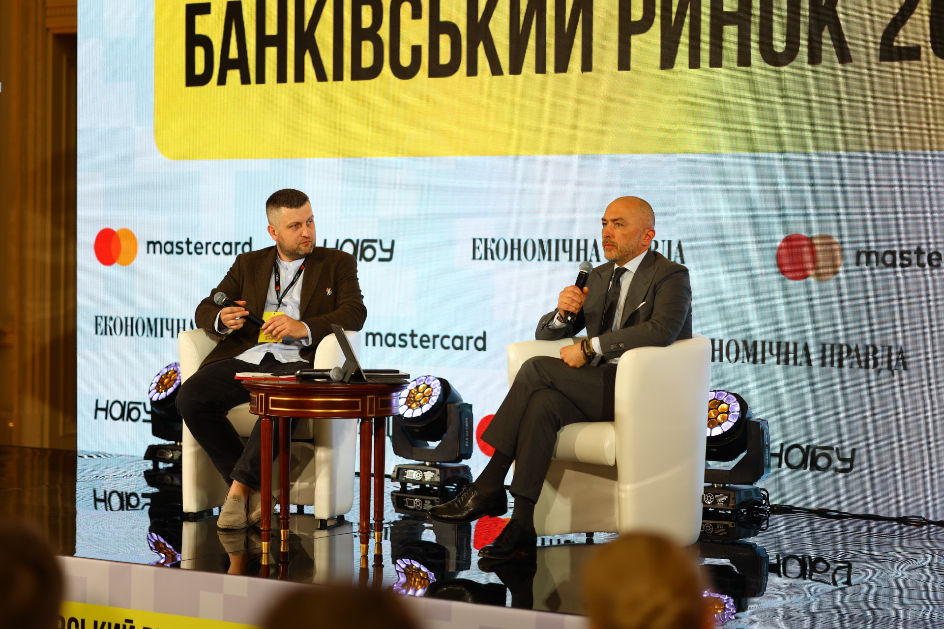 Голова Національного банку України Андрій Пишний та редактор Економічна правда Микола Максимчук