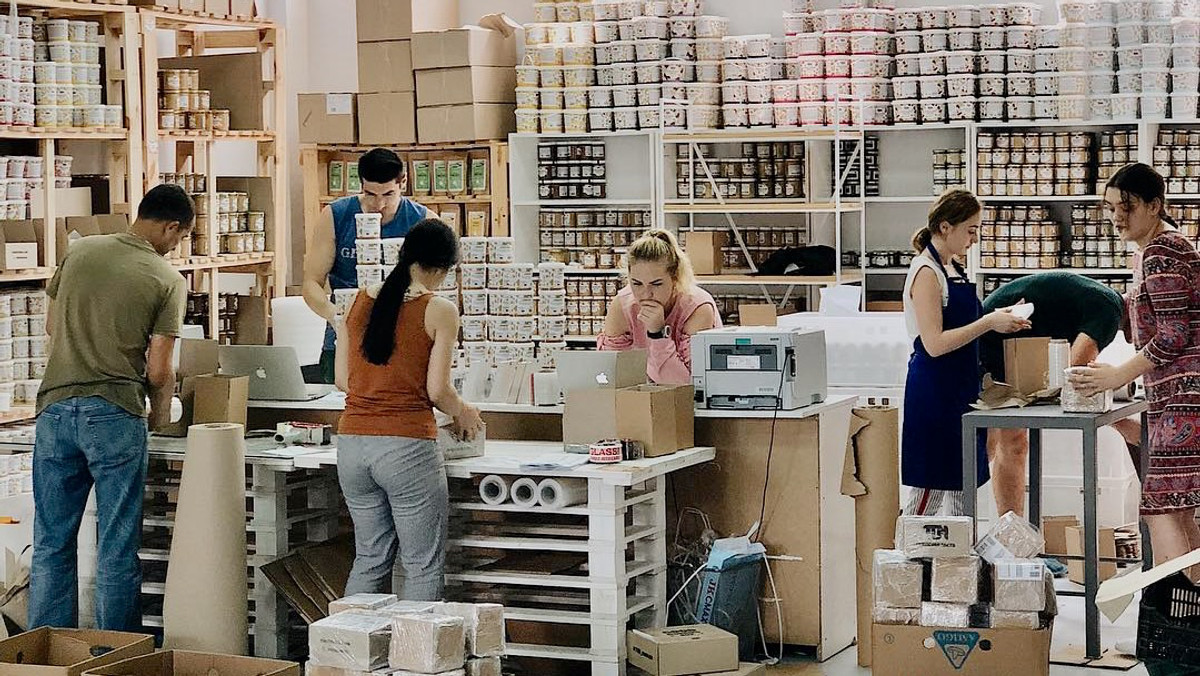 Упаковочная станция на одном из производств MasloTOM