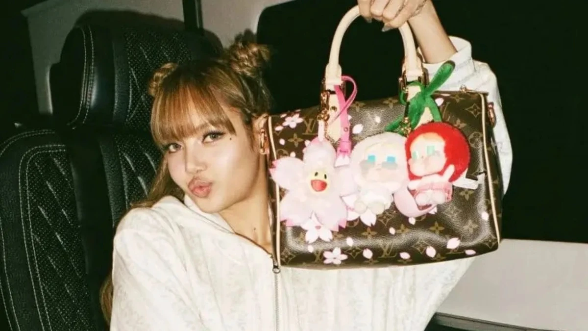 Звезда K-pop-музыки Лиса нечаянно прорекламировала брелок Labubu на своей сумке, что вызвало бум популярности игрушки в Юго-Восточной Азии