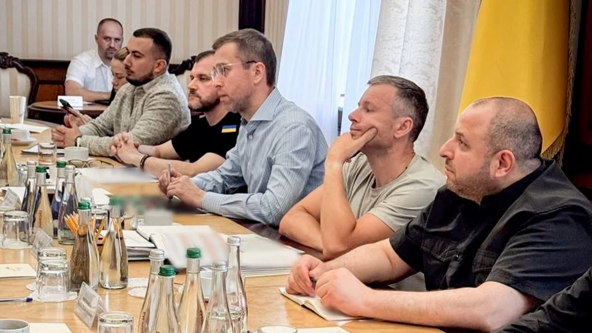 На недільній нараді, присвяченій пошуку грошей для потреб оборони, Сергій Корецький обмірковує виклики бюджету 2026 року з міністром фінансів Сергієм Марченком та керівниками силових відомств