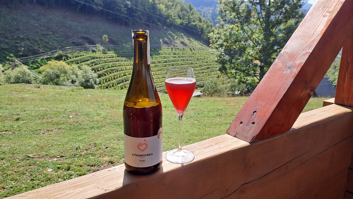 Kohanovska Winery производит моносортовые и купажированные петнаты