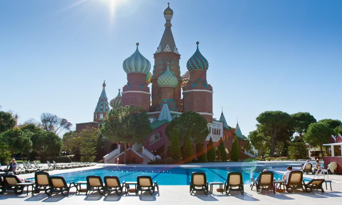 Отель Kremlin Palace в Анталии специально построен для приема миллионов российских туристов