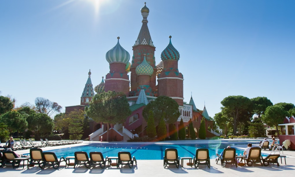 Готель Kremlin Palace в Анталії спеціально побудований для прийому мільйонів російських туристів