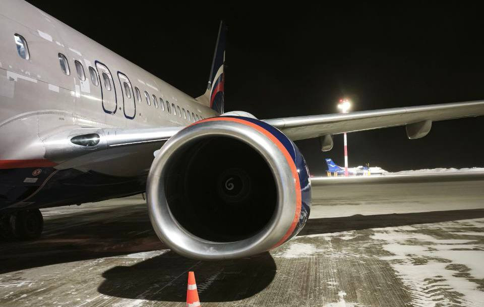 Фото двигуна літака Boeing-737-800 після приземлення