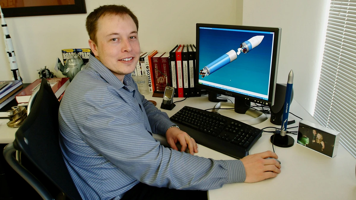 Маск в офисе SpaceX в Эль-Сегундо, Калифорния, март 2004 года