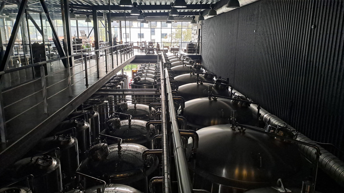 Кроме пива и сидра, здесь делают безалкогольные газированные напитки и сок