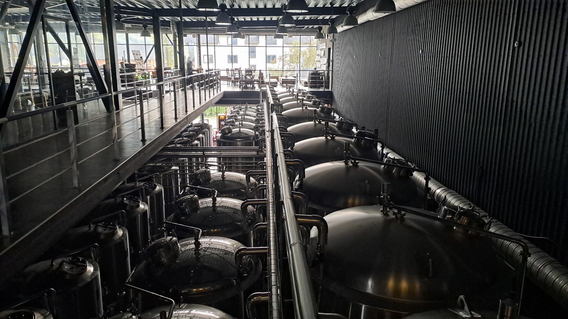Крім пива та сидру, тут роблять безалкогольні газовані напої та сік