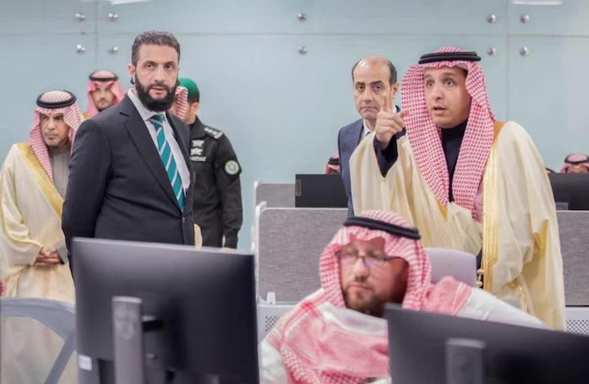 Президент Сирії Ахмед аль-Шараа (в центрі ліворуч, у смугастій краватці) та його брат Хазем (у костюмі, в центрі праворуч) під час візиту до Ер-Ріяда, лютий 2025 року