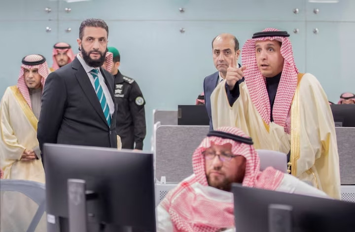 Президент Сирії Ахмед аль-Шараа (в центрі ліворуч, у смугастій краватці) та його брат Хазем (у костюмі, в центрі праворуч) під час візиту до Ер-Ріяда, лютий 2025 року