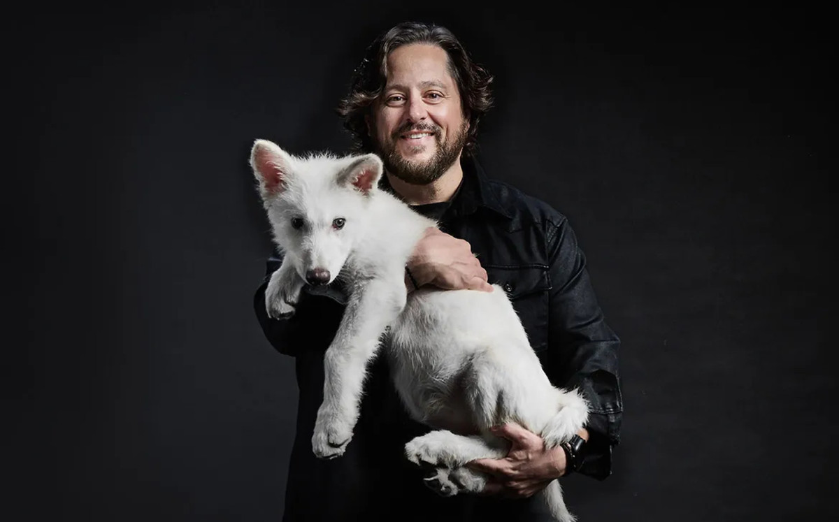 CEO Colossal Бен Ламм із цуценям вовка
