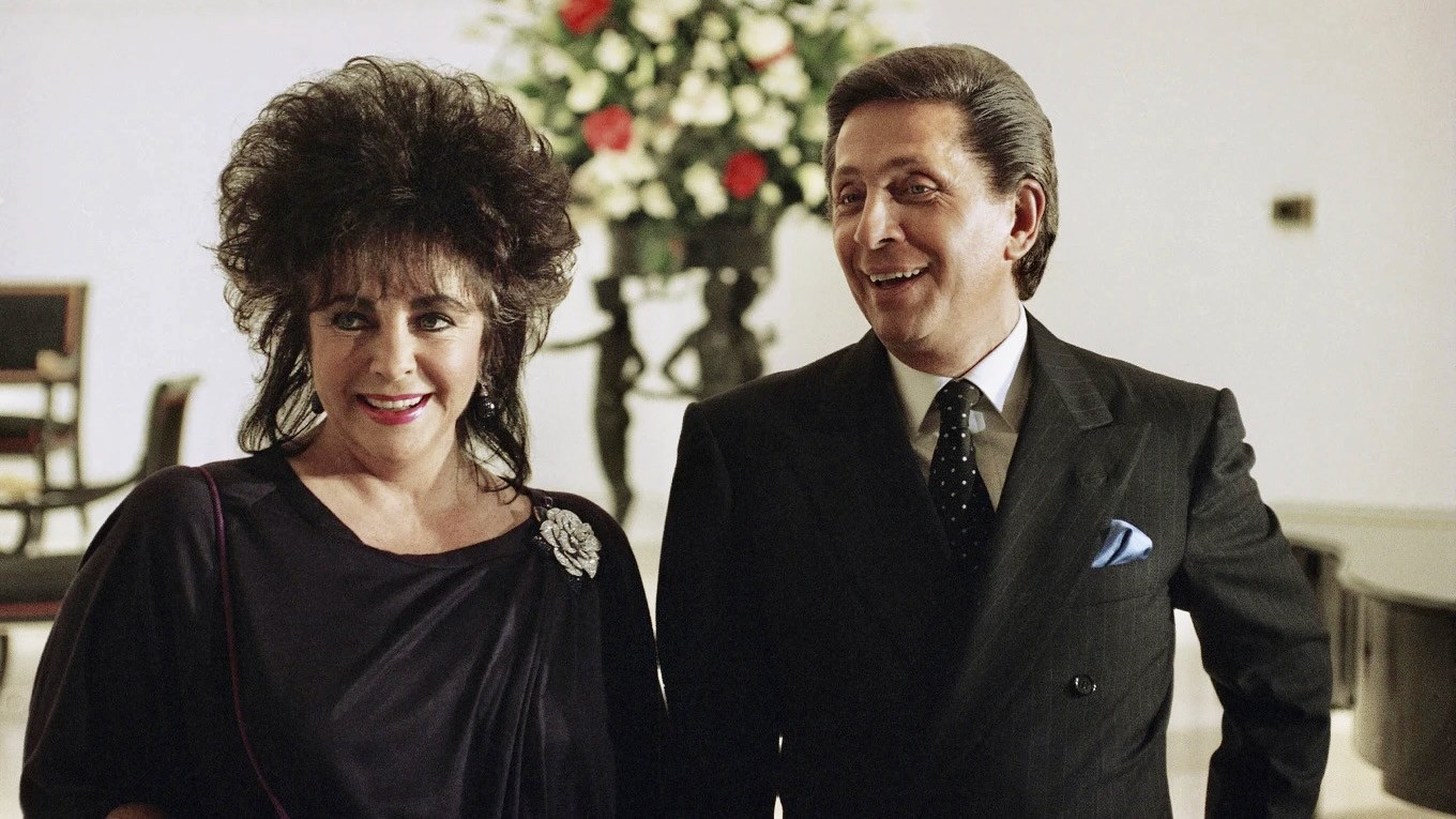 Валентино и Элизабет Тейлор позируют фотографам, 1990 год. Актриса была одной из первых звезд-клиенток модельера.