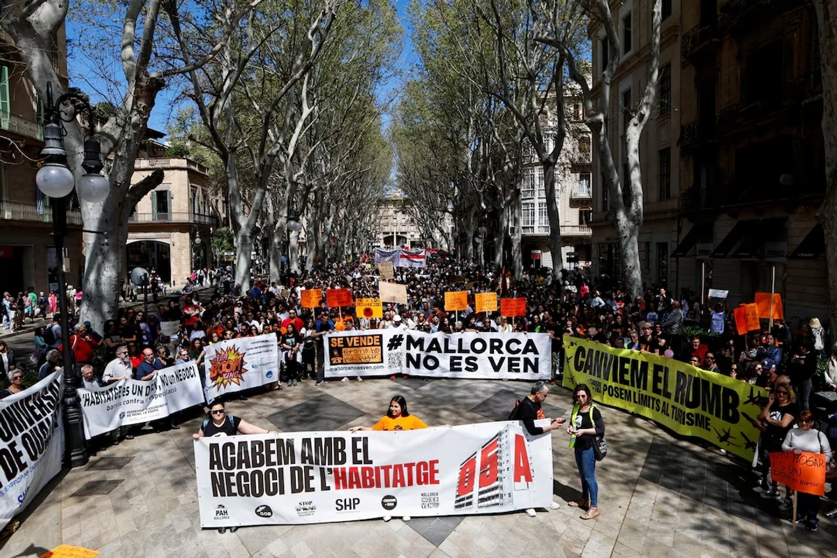 Засилля туристів та іноземних інвесторів спричинили нестачу житла для іспанців, тому влада згортає програму золотих віз і готує вищі податки для нерезидентів