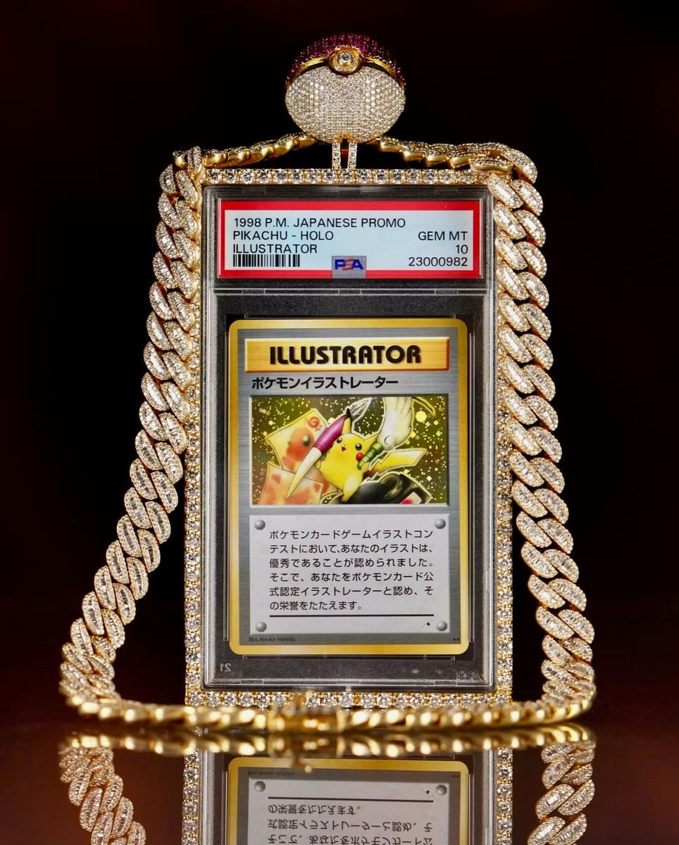 Вместе с редкой карточкой на аукционе продали бриллиантовую цепь к ней