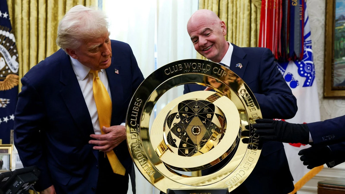 Джанні Інфантіно презентує Трампу трофей Club World Cup-2025