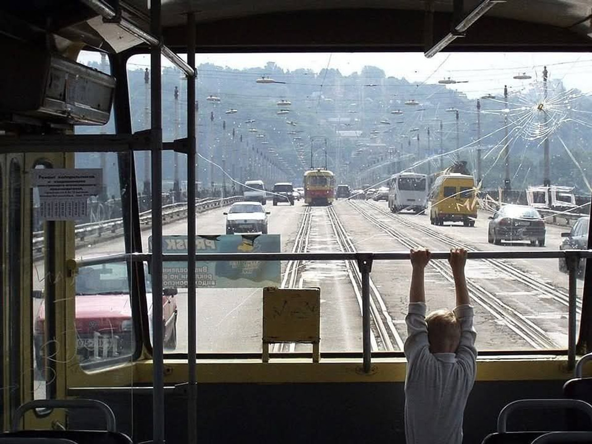 Мост Патона из заднего окна трамвая. 2004 год