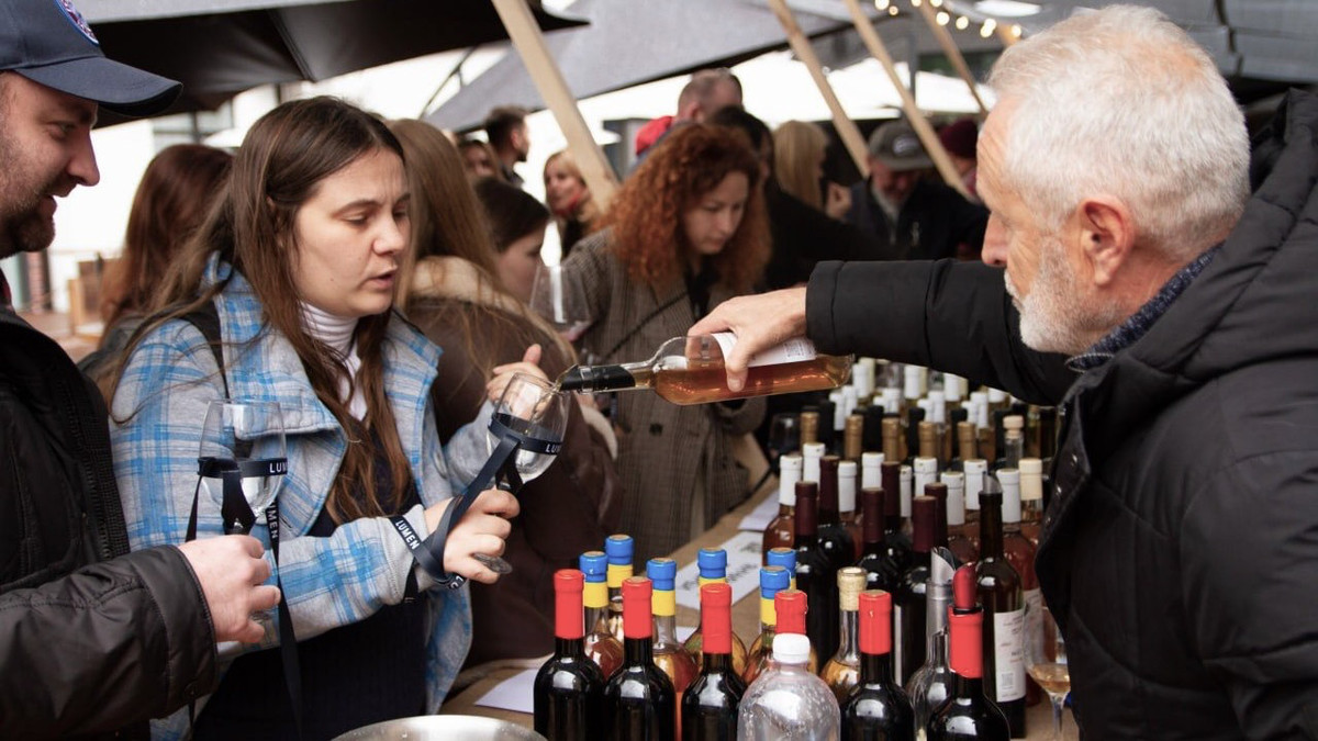 Олександр Кудрявченко пригощає вином гостей фестивалю