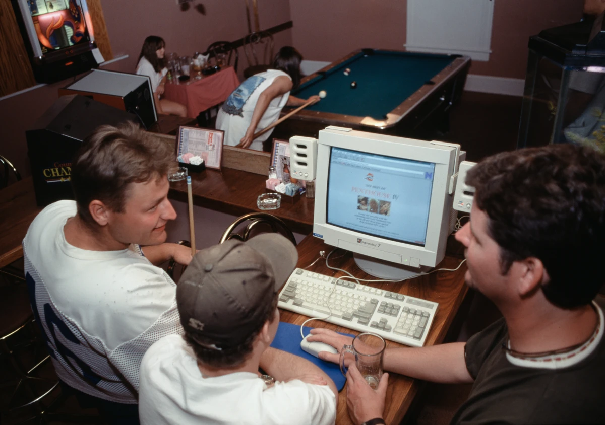 У 90-х персональні комп’ютери стали невід’ємною частиною повсякденного життя американців, відкриваючи еру інтернету та дотком-буму