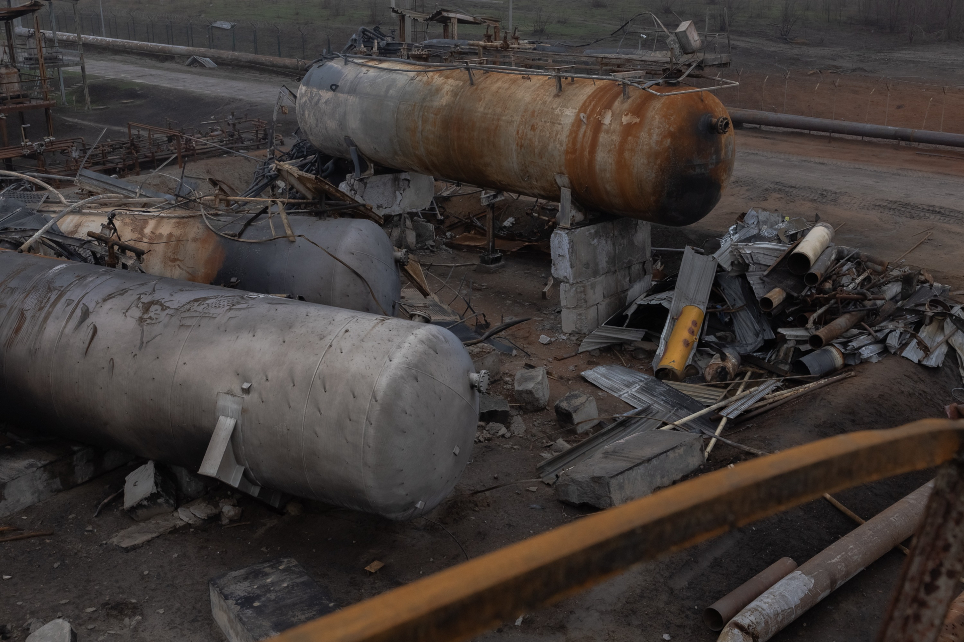 Поврежденные части газового объекта НАК 