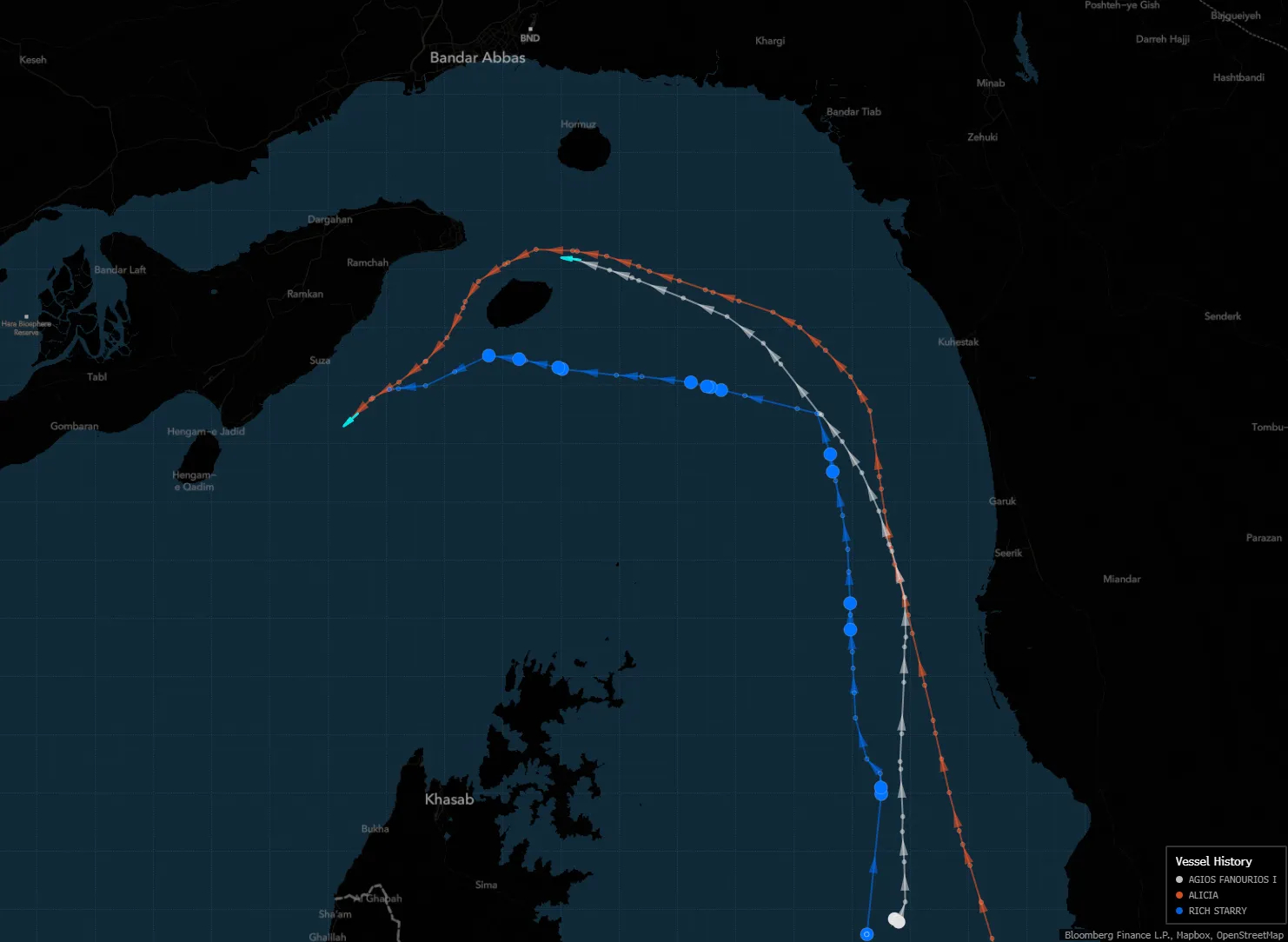 Судно Agios Fanourios I, позначене білим кольором, рано в середу було помічене під час нової спроби пройти через Ормузьку протоку.