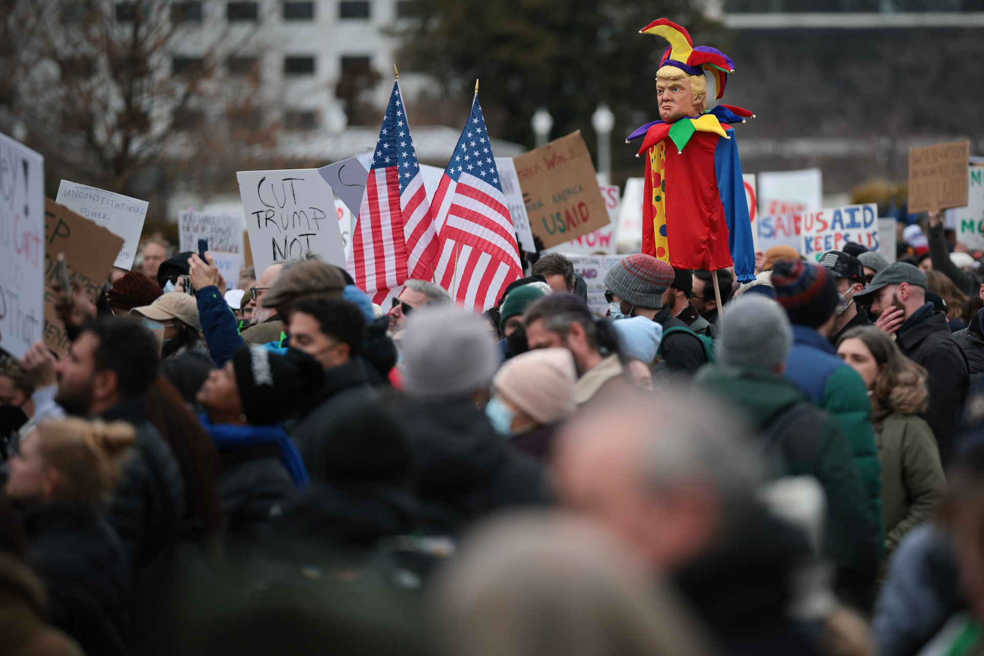 Решение нового президента США поддерживают не все американцы