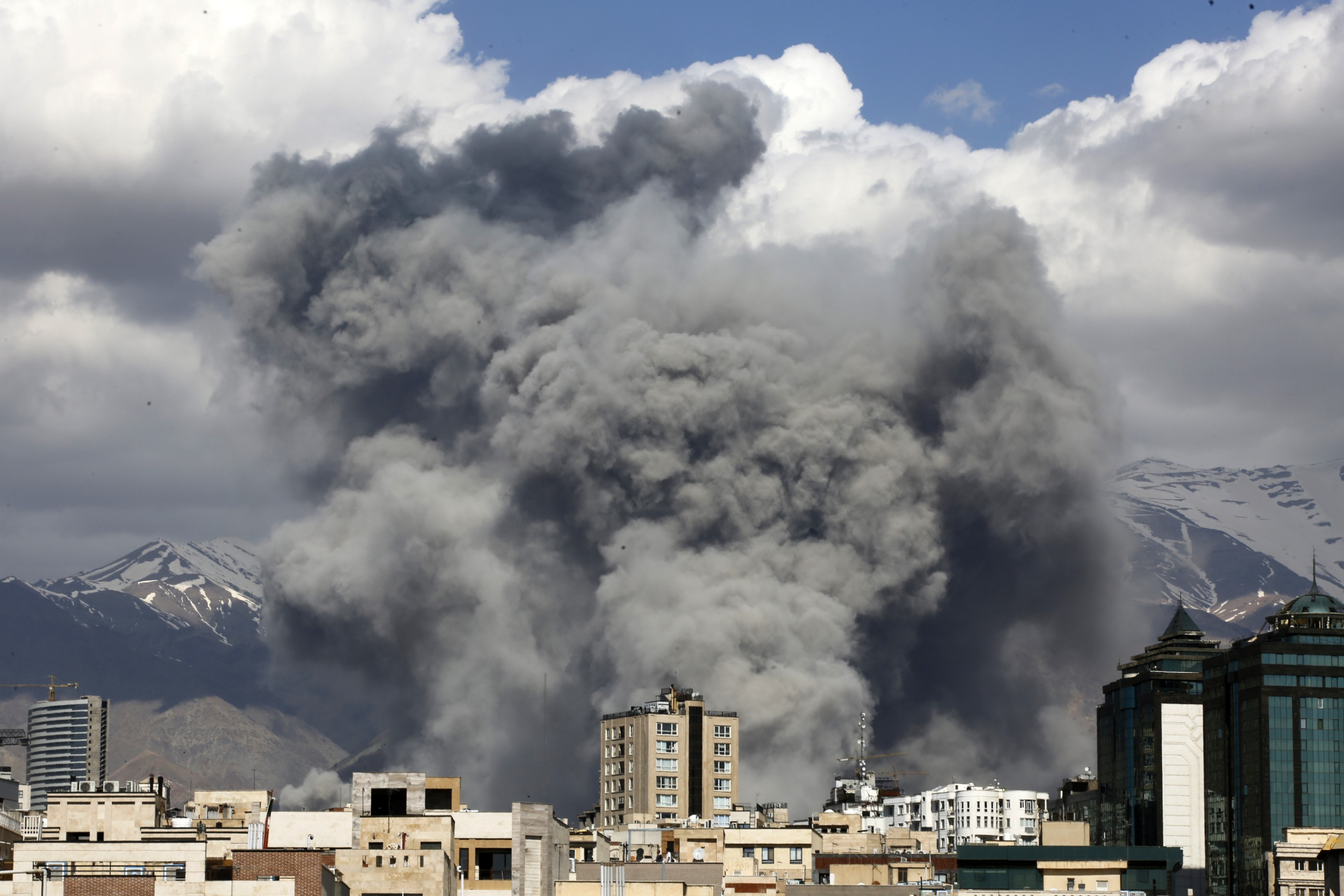 Дим після вибухів в Тегерані, 1 березня 2026 року