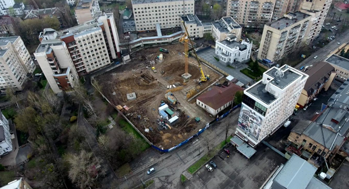 Ділянка будівництва ЖК Symbol з садибою Багговута на передньому плані