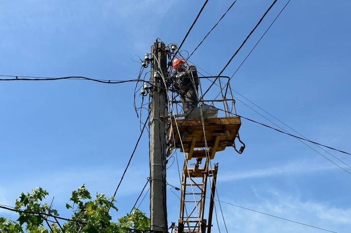 Через ворожі обстріли в Україні були знеструмлено споживачі у 7  областях, тривають роботи з відновлення електропостачання.