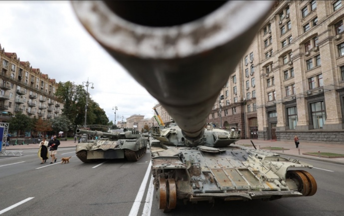 Знищена Збройними Силами України техніка окупантів на Хрещатику з нагоди Дня Незалежности