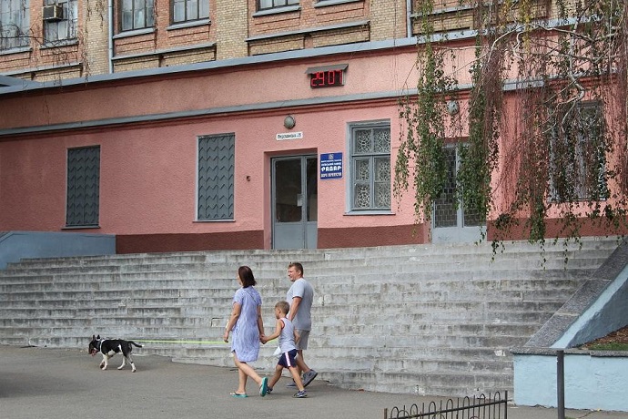 Незаметный фасад завода 