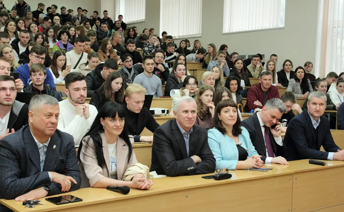 Викладачі та студенти в актовій залі Вінницького національного технічного університету